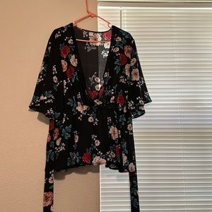 NEW! Beautiful floral blouse. Plus size XXL. Bell sleeves.